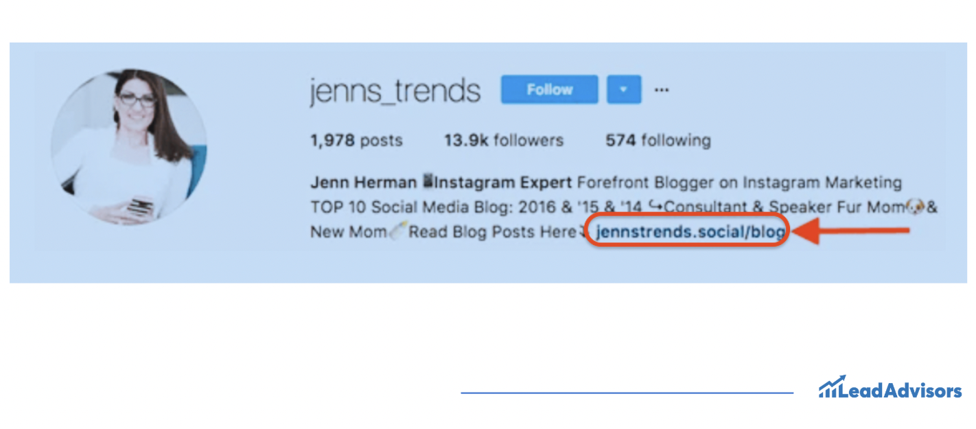 This image shows the Instagram profile of Jenn Herman (@jenns_trends), a recognized expert in Instagram marketing. Her bio includes accolades and a link to her blog using a branded vanity URL: jennstrends.social/blog, which is highlighted with a red arrow and border. The clean, personalized link enhances credibility and direct access to her blog content.