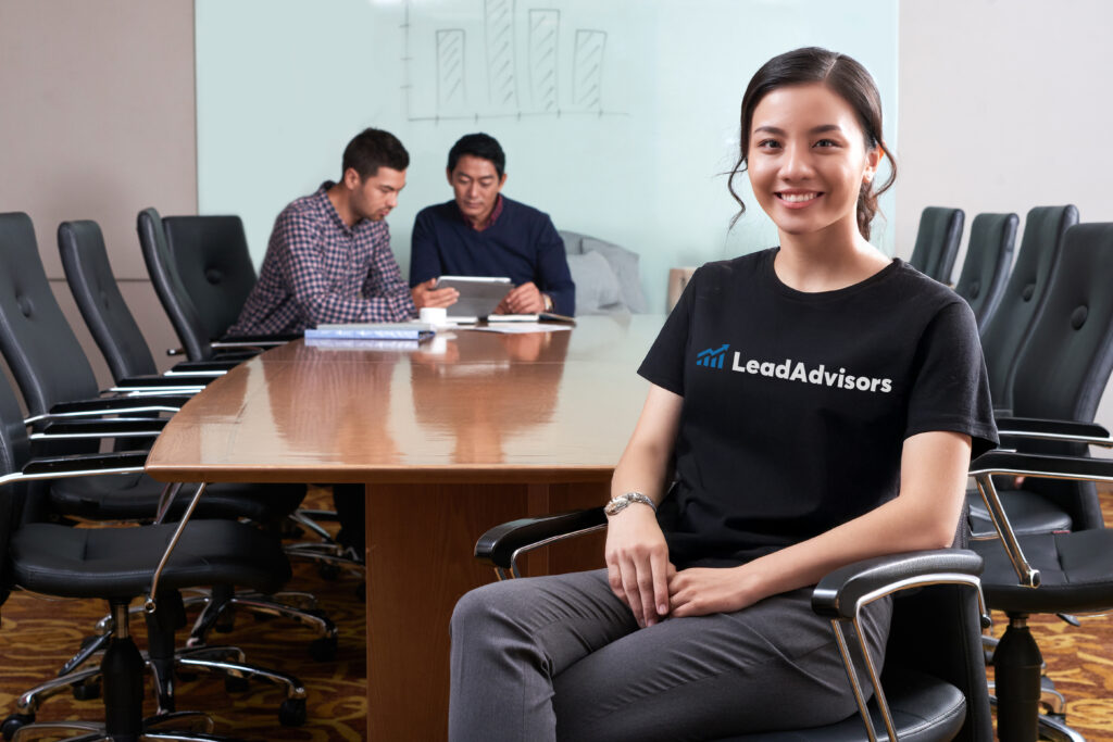 LeadAdvisors team member mentoring a colleague in a collaborative office environment, reflecting professional growth and knowledge sharing.